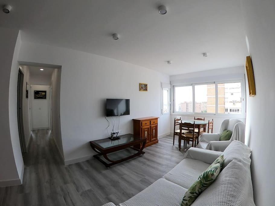 Roch - Stylish Apartment Near Metro Севиля Екстериор снимка